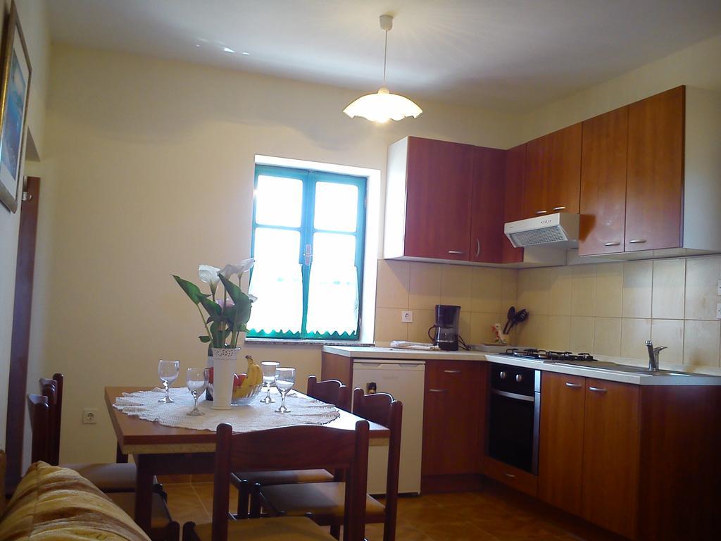 Milutinov Dvor Apartments Vrsi Exterior foto